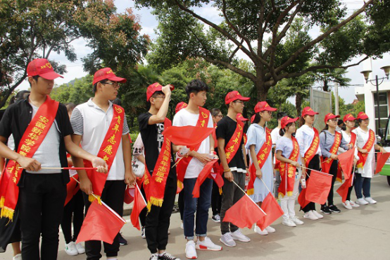 体育教学是其他学科无法替代其作用的学科教学，学科的特点充分体现了其教书育人的重要性。增进学生的身体健康，这是教学的第一责任;促进学生的心理健康，这是教学的同期目标;培养学生的社会适应能力，这是教学的远期理想。胆量、勇气、自信心、成就感、耐挫力等等综合性的素质，可以通过体育教学，教会学生学会做人、学会生活、学会学习、学会合作，培养学生成为适应社会的综合性人才。